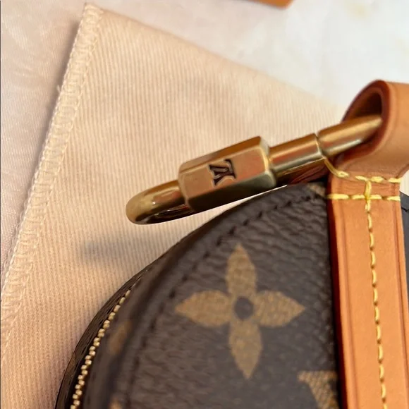 Louis Vuitton Monogram Round Case - Picture 6 of 13